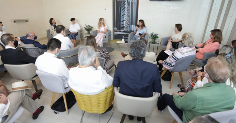The-First-Lady-of-Colombia-moderated-the-first-debate-of-the-World-Law-Congress[1]